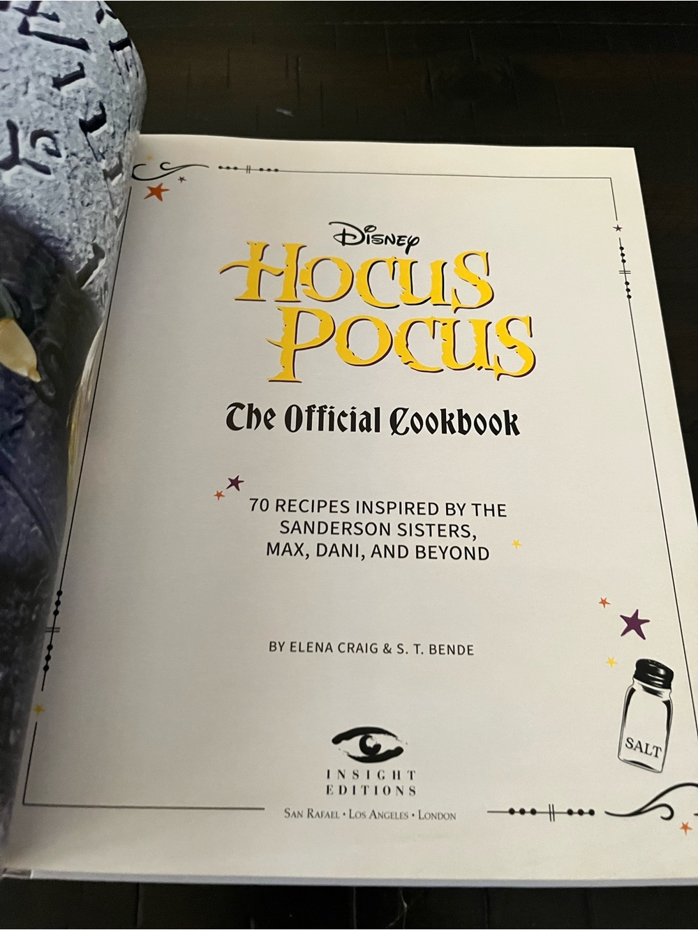 Disney Hocus Pocus Official Cookbook - Hardcover Sanderson Sisters Halloween - Picture 2 of 7